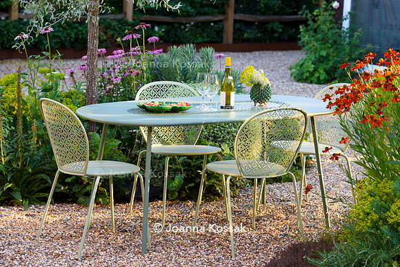 Weston Green/ Esher. Designed by Maitanne Hunt, All Photos © Joanna Kossak