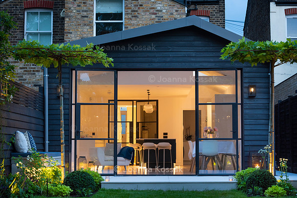 Wimbledon garden. Designed by Chris Harrington. All Photos © Joanna Kossak