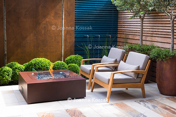 Small contemporary garden in Teddington. Designed by Tony Woods, All Photos © Joanna Kossak