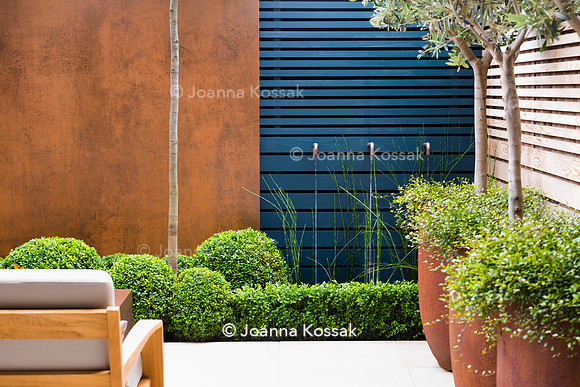 Small contemporary garden in Teddington. Designed by Tony Woods, All Photos © Joanna Kossak