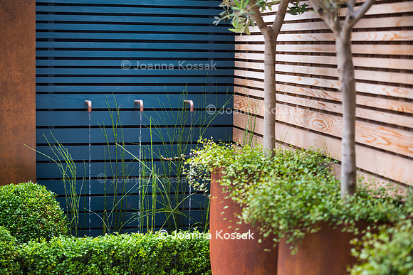 Small contemporary garden in Teddington. Designed by Tony Woods, All Photos © Joanna Kossak
