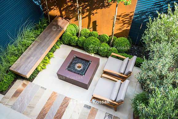 Small contemporary garden in Teddington. Designed by Tony Woods, All Photos © Joanna Kossak