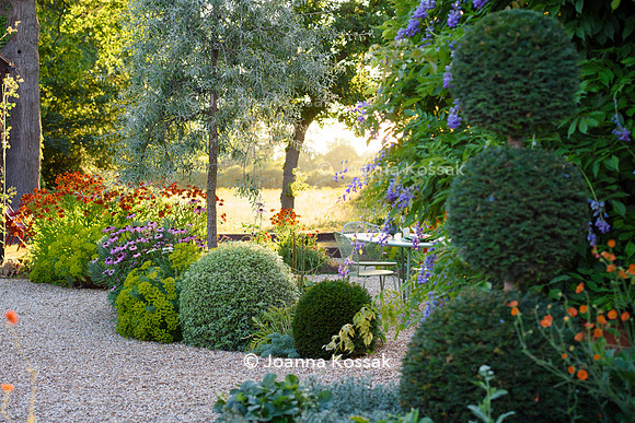 Weston Green/ Esher. Designed by Maitanne Hunt, All Photos © Joanna Kossak