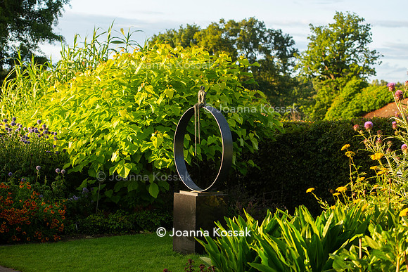 Sculptor: ​​​​​​​Michael Speller